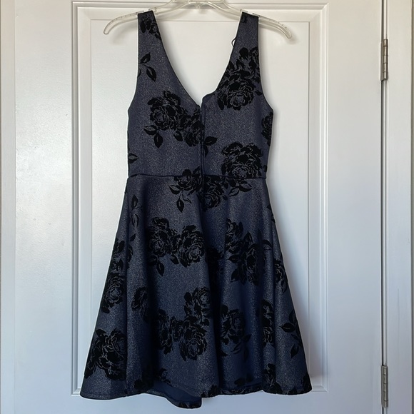 Francesca’s Patrice Flocked Floral Dress - Picture 8 of 9